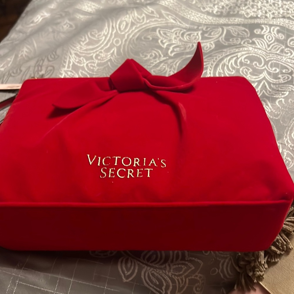 Velvet make-up bag just in time for Christmas